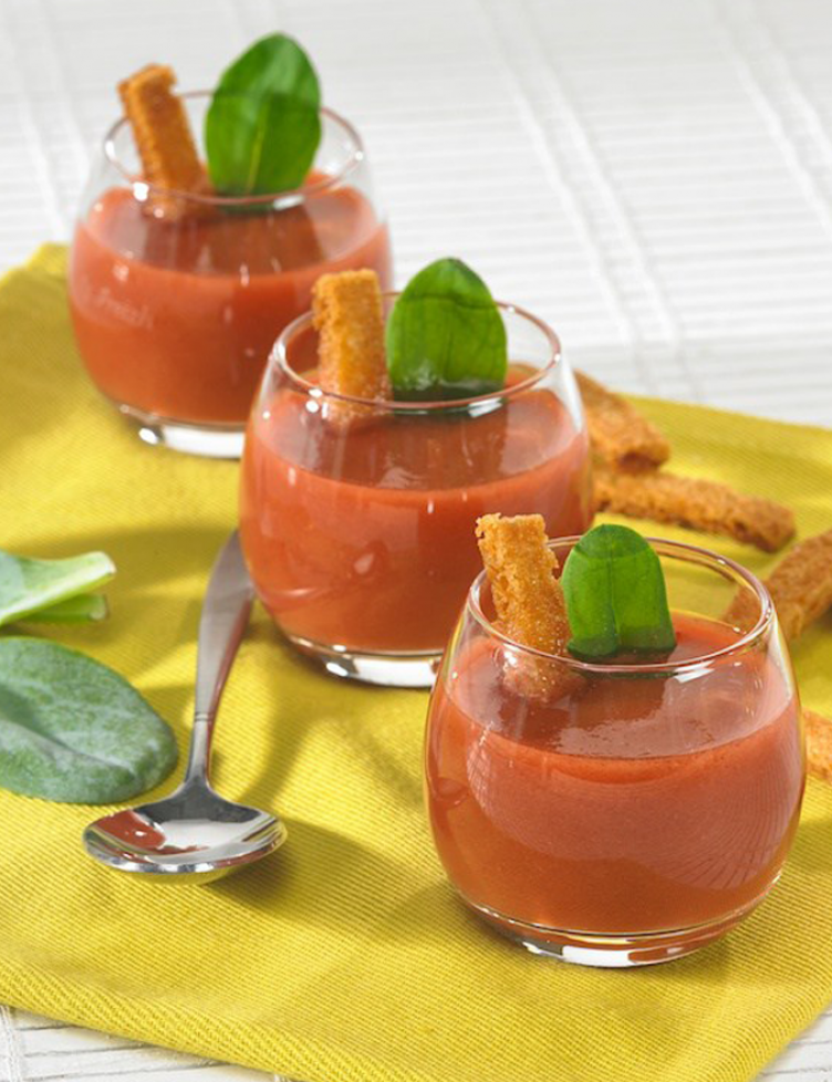 Gaspacho de tomates a la mertensia Gaspacho de tomates a la mertensia