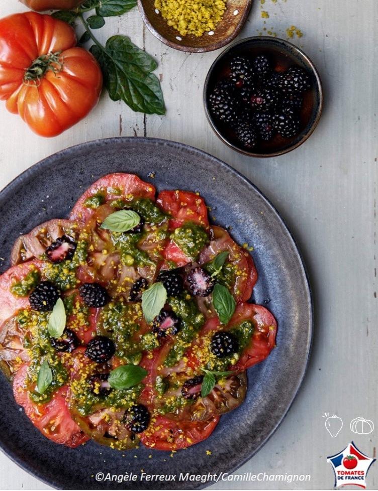 Carpaccio de tomates de France, pesto de pistaches et mûres (HD) AOP