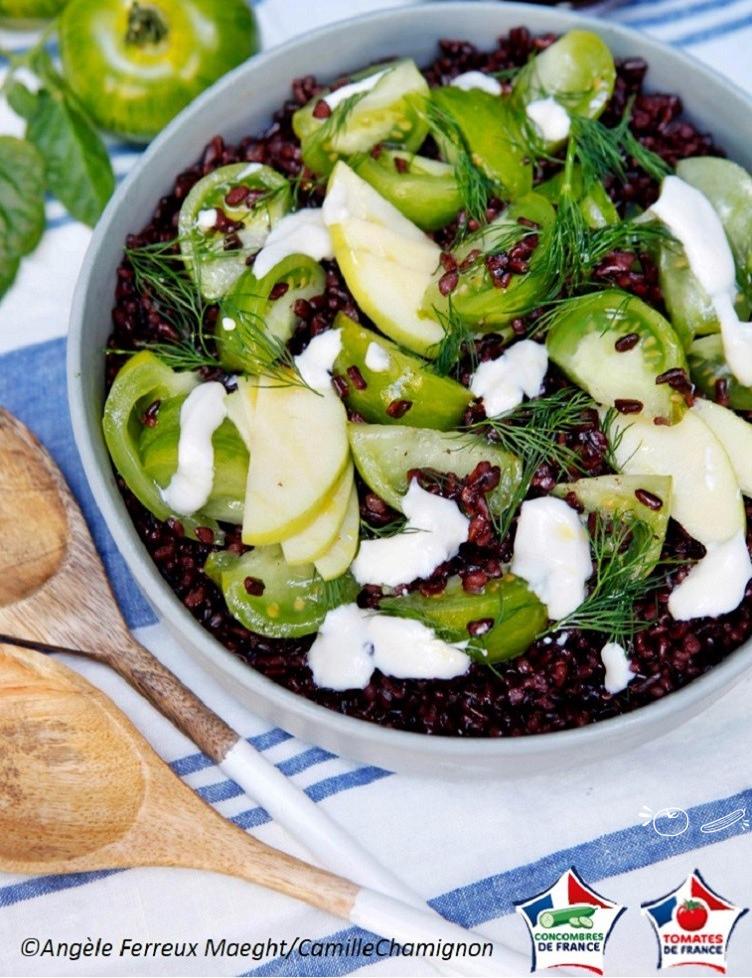 Salade de riz noir au concombre et tomates zébrées vertes de France