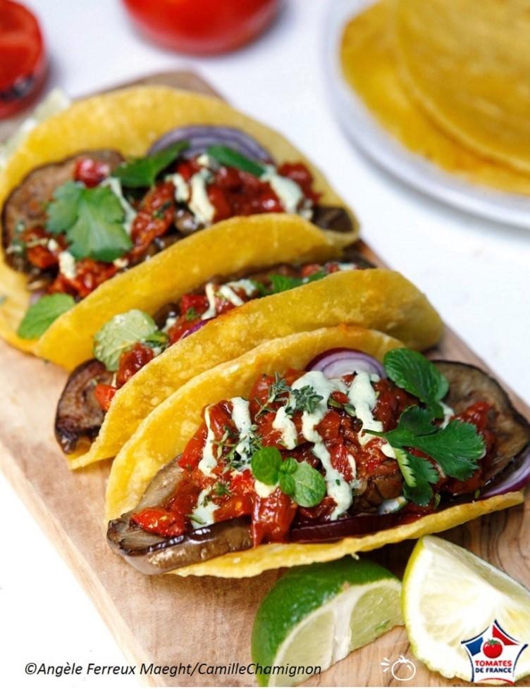 Tortillas de maïs garnies à l’aubergine grillée, compotée de poivrons et tomates de France (HD) AOP