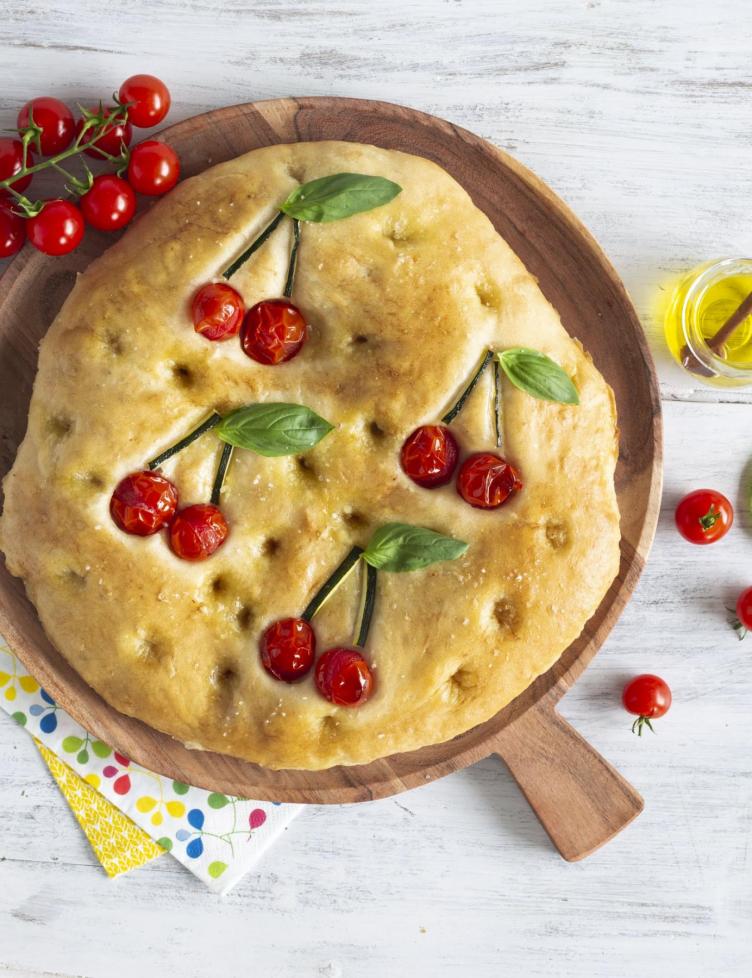 SAVEOL-Foccacia apéritive décorée de tomates cerise rouge, romarin frais et paprika fumé