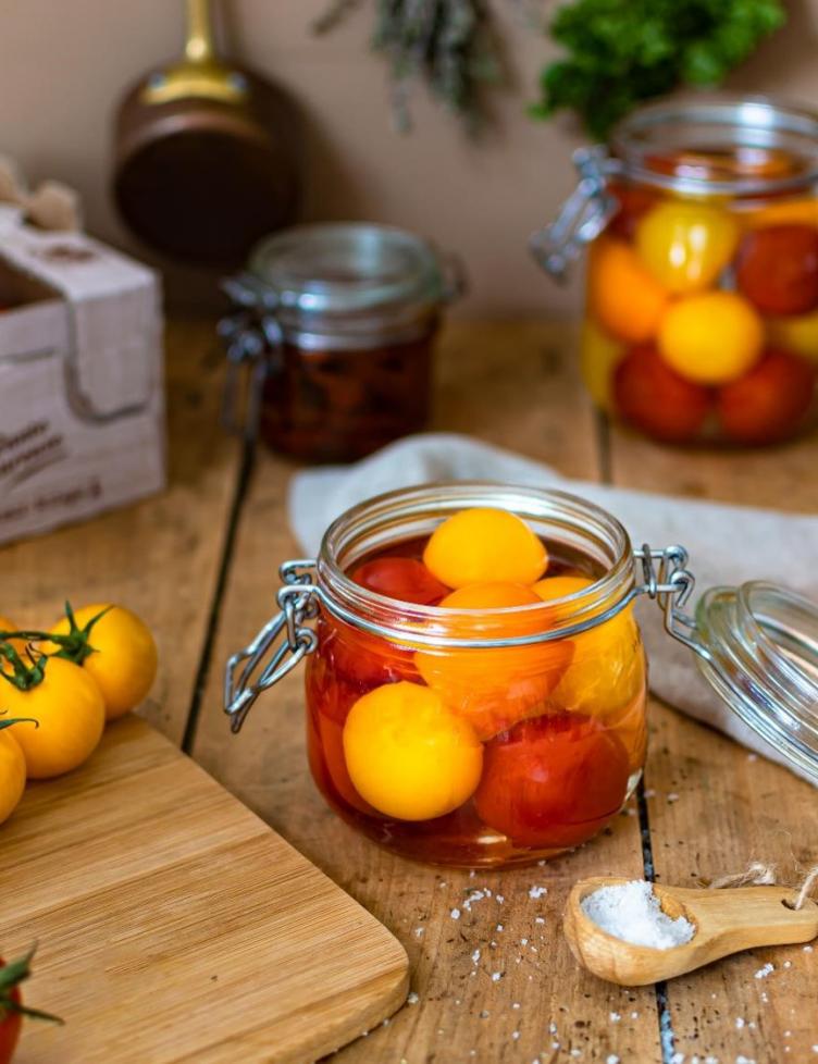 Tomates entières en bocal