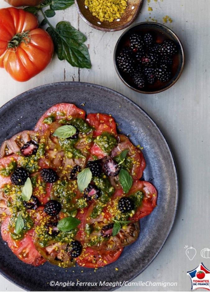 Carpaccio de tomates de France, pesto de pistaches et mûres (HD) AOP