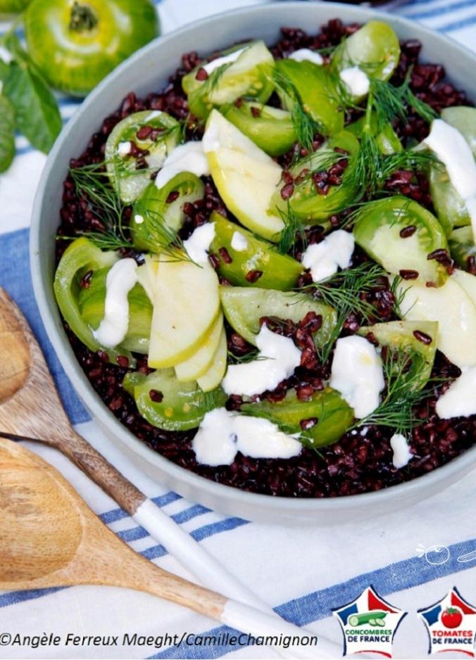 Salade de riz noir au concombre et tomates zébrées vertes de France (HD) AOP