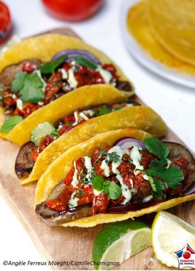 Tortillas de maïs garnies à l’aubergine grillée, compotée de poivrons et tomates de France (HD) AOP